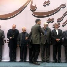 تندیس بلورین پانزدهمین دوره جایزه ملی مدیریت مالی در دستان مارون تندیس بلورین پانزدهمین دوره جایزه ملی مدیریت مالی در دستان مارون