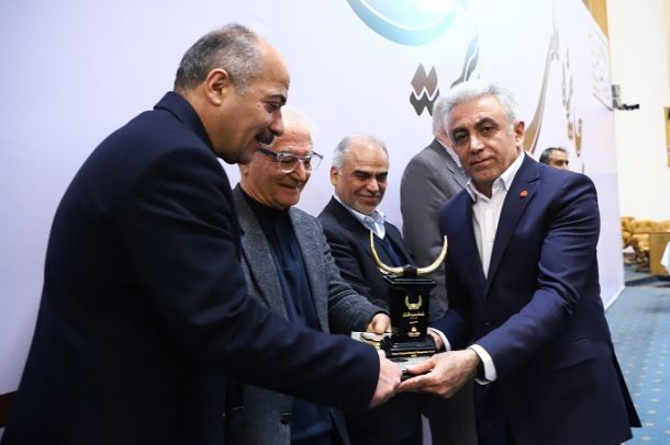 تندیس زرین جایزه ملی مدیریت مالی ایران در سال ۱۴۰۳ به بانک ملت اهدا شد تندیس زرین جایزه ملی مدیریت مالی ایران در سال ۱۴۰۳ به بانک ملت اهدا شد
