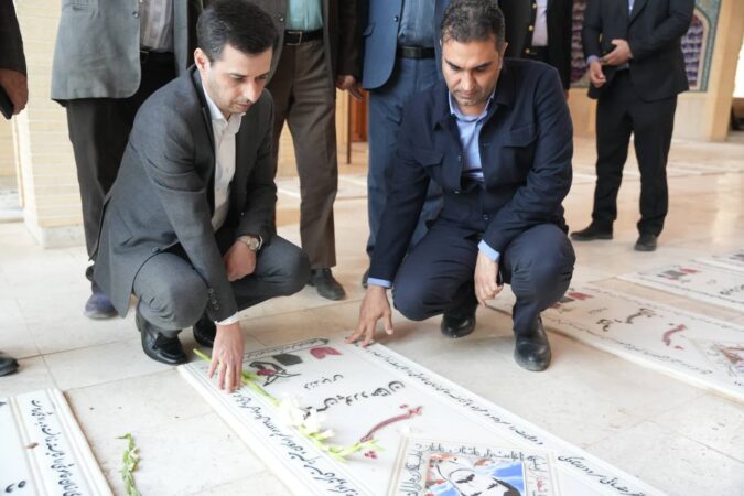 ادای احترام مدیرعامل چادرملو به مقام والای شهدای اردکان و حضرت آیتالله خاتمی ادای احترام مدیرعامل چادرملو به مقام والای شهدای اردکان و حضرت آیتالله خاتمی