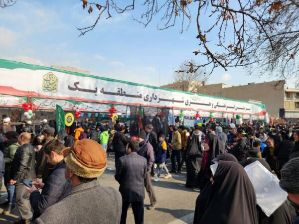 استقبال شهروندان از پردیس فرهنگی منطقه یک در راهپیمایی ۲۲ بهمن استقبال شهروندان از پردیس فرهنگی منطقه یک در راهپیمایی ۲۲ بهمن