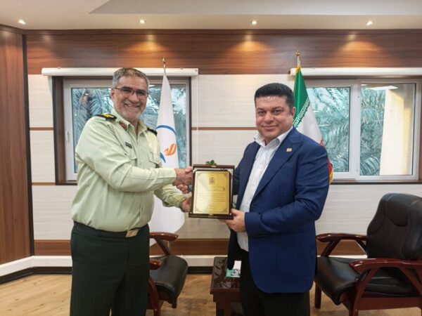 همافزایی اجتماعی صنعت و نیروی انتظامی؛قدردانی فرمانده انتظامی هرمزگان از مدیرعامل پالایشگاه نفت بندرعباس همافزایی اجتماعی صنعت و نیروی انتظامی؛قدردانی فرمانده انتظامی هرمزگان از مدیرعامل پالایشگاه نفت بندرعباس