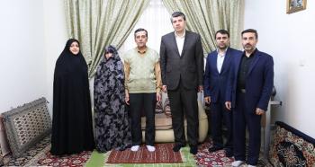 دیدار مدیرعامل بانک توسعه صادرات ایران با خانواده شهید حاج محمدیان دیدار مدیرعامل بانک توسعه صادرات ایران با خانواده شهید حاج محمدیان