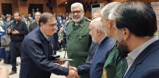 اعطای تندیس و لوح نشان اقتصاد مقاومتی استان به مدیرعامل فولاد خوزستان اعطای تندیس و لوح نشان اقتصاد مقاومتی استان به مدیرعامل فولاد خوزستان