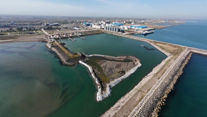 آغاز عملیات لایروبی اسكله مارینا بعد از ركود در راستای كمك به فعالین اقتصادی آغاز عملیات لایروبی اسكله مارینا بعد از ركود در راستای كمك به فعالین اقتصادی