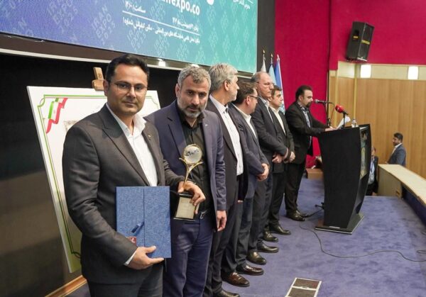 لوح تقدیر به عنوان شرکت برتر صادراتی در هفتمین نمایشگاه ایران اکسپو ۲۰۲۵ به غرفه شرکت فولاد خوزستان رسید لوح تقدیر به عنوان شرکت برتر صادراتی در هفتمین نمایشگاه ایران اکسپو ۲۰۲۵ به غرفه شرکت فولاد خوزستان رسید