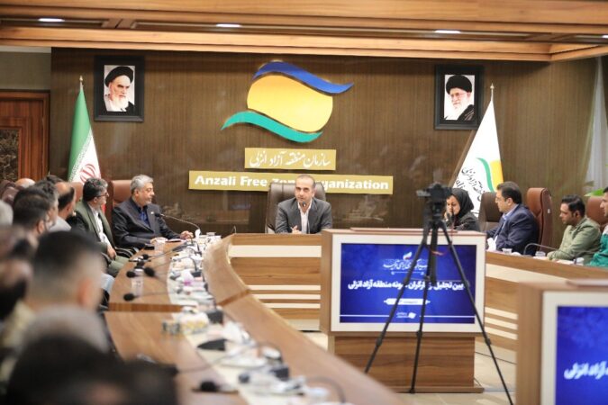 افتخار میكنیم كه در خدمت كارگران و كارمندان زحمتكش هستیم / در تحقق شعار سرمایهگذاری برای تولید باید تصریح کرد منابع انسانی و کارگران سرمایه اصلی ما در تولید میباشند افتخار میكنیم كه در خدمت كارگران و كارمندان زحمتكش هستیم / در تحقق شعار سرمایهگذاری برای تولید باید تصریح کرد منابع انسانی و کارگران سرمایه اصلی ما در تولید میباشند