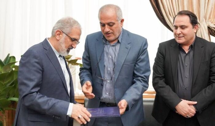 تقدیر رئیس بنیاد مسکن از بانک مسکن به پاس نقش مؤثر در طرح نهضت ملی تقدیر رئیس بنیاد مسکن از بانک مسکن به پاس نقش مؤثر در طرح نهضت ملی