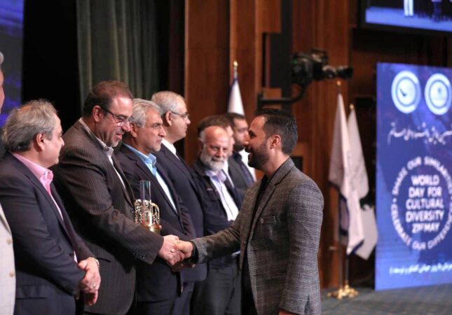 دریافت تندیس «فناوری و نوآوری پیشرو» توسط شرکت توسعه آهن و فولاد گلگهر دریافت تندیس «فناوری و نوآوری پیشرو» توسط شرکت توسعه آهن و فولاد گلگهر