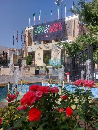 پرچم ایران بر فراز مقتل شهدا اکران شد پرچم ایران بر فراز مقتل شهدا اکران شد