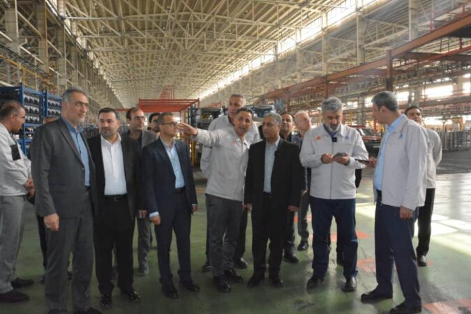 بازدید مدیرعامل بانك از شركت پارس خودرو برای حمایت از تولید داخلی بازدید مدیرعامل بانك از شركت پارس خودرو برای حمایت از تولید داخلی