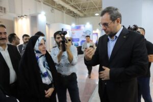 بازدید مشاور رئیس‌جمهور از غرفه منطقه آزاد ماکو در نمایشگاه بین‌المللی حمل‌ونقل و لجستیک