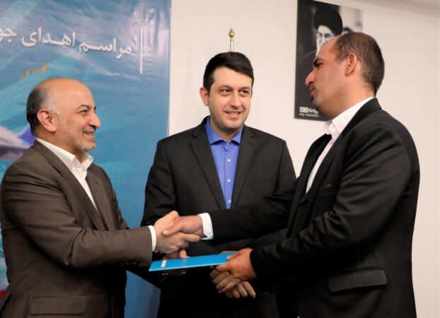 از جاری شدن اشک شوق برنده زنجانی تا باور نکردن برنده شدن شهروند ایلامی / جوایز برندگان جشنواره عید تا عید بیمه دی اهدا شد از جاری شدن اشک شوق برنده زنجانی تا باور نکردن برنده شدن شهروند ایلامی / جوایز برندگان جشنواره عید تا عید بیمه دی اهدا شد