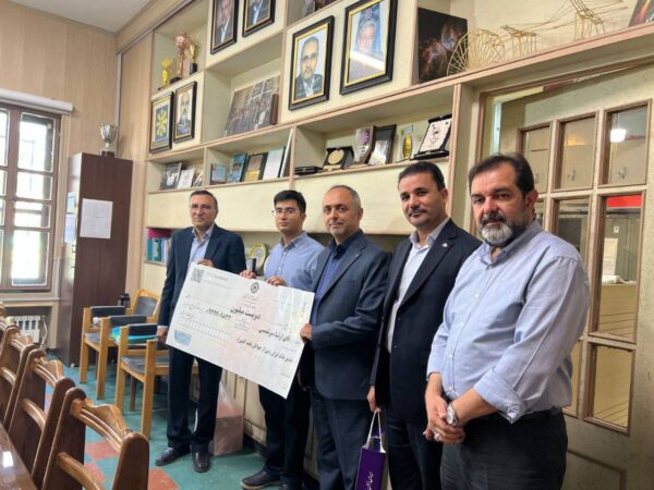 تقدیر بانک ایرانزمین از دارنده مدال المپیاد جهانی نجوم تقدیر بانک ایرانزمین از دارنده مدال المپیاد جهانی نجوم