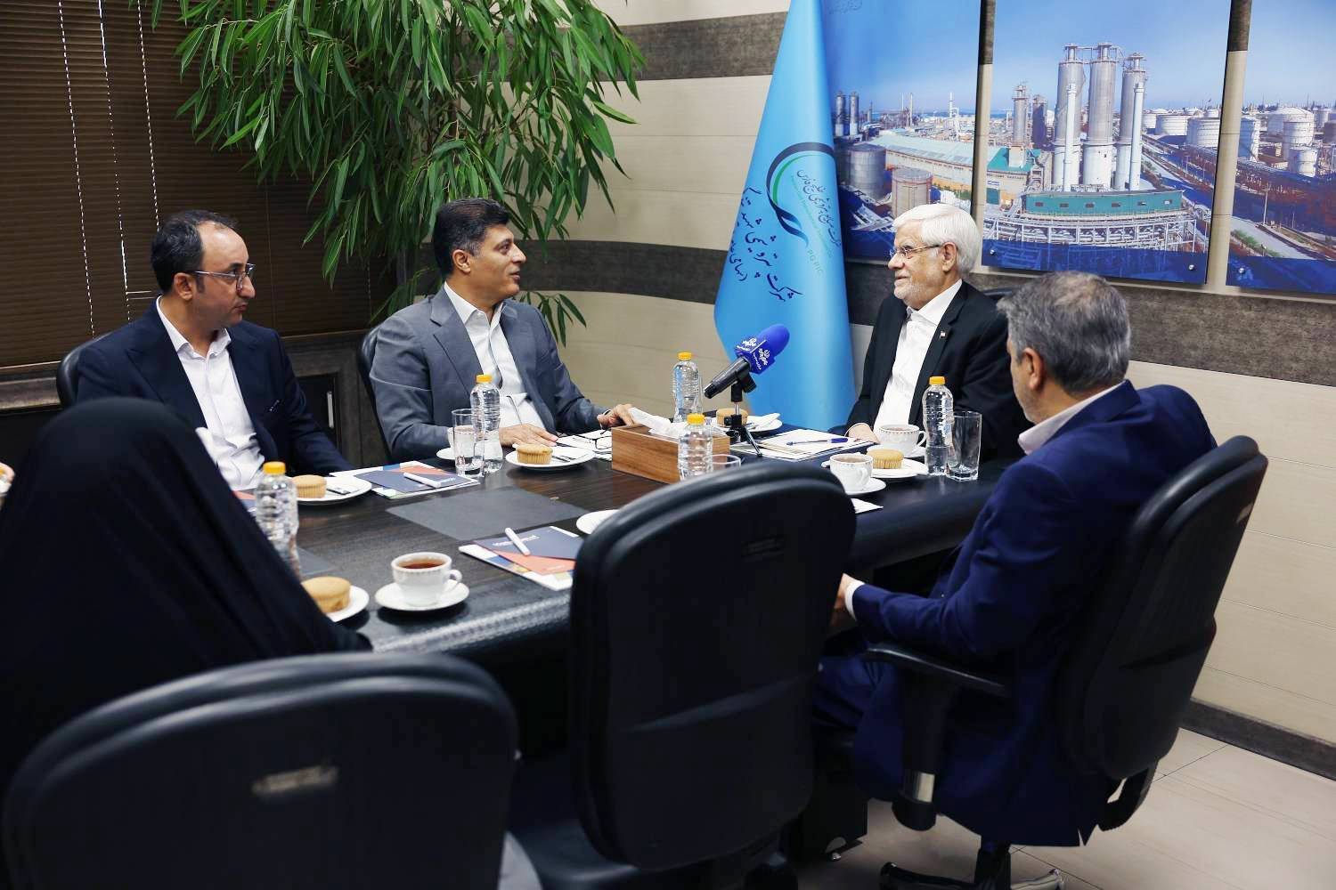 معاون اول رئیس‌جمهور با مدیران پتروشیمی شهید تندگویان دیدار کرد/ تأکید عارف بر بازسازی صنایع با رویکردی به‌روز و واقعی در حوزه پدافند غیرعامل