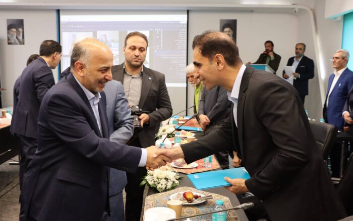 بیمه دی از ارکان خدمت‌رسانی صنعت بیمه به خانواده شهدا و ایثارگران است/تقدیر از خانواده های شهدای صنعت بیمه در جنگ رمضان
